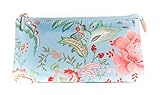 Mit dieser Oilily Tasche können Sie einfach nichts falsch machen. Die schicke Oilily Kosmetiktasche in der Serie Color Bomb überzeugt nicht nur durch ihr modern florales Design, sondern auch durch begeisternde Farbenvielfalt. Für jede Reise ist sie ein idealer Begleiter. Maße: 22,5 x 11,5 x 3,5 cm