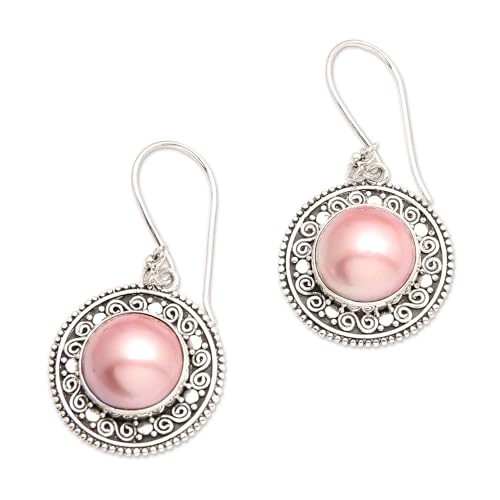 NOVICA Mujeres Cuelga los pendientes cultivadas de teñido rosa cultivada Mabe perla de plata .925, orbes florales en rosa'