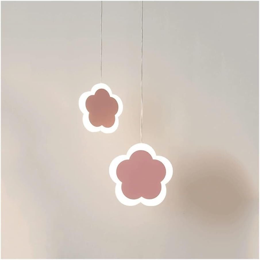 Chandelier fleur suspendu au-dessus du lit pour une ambiance cosy