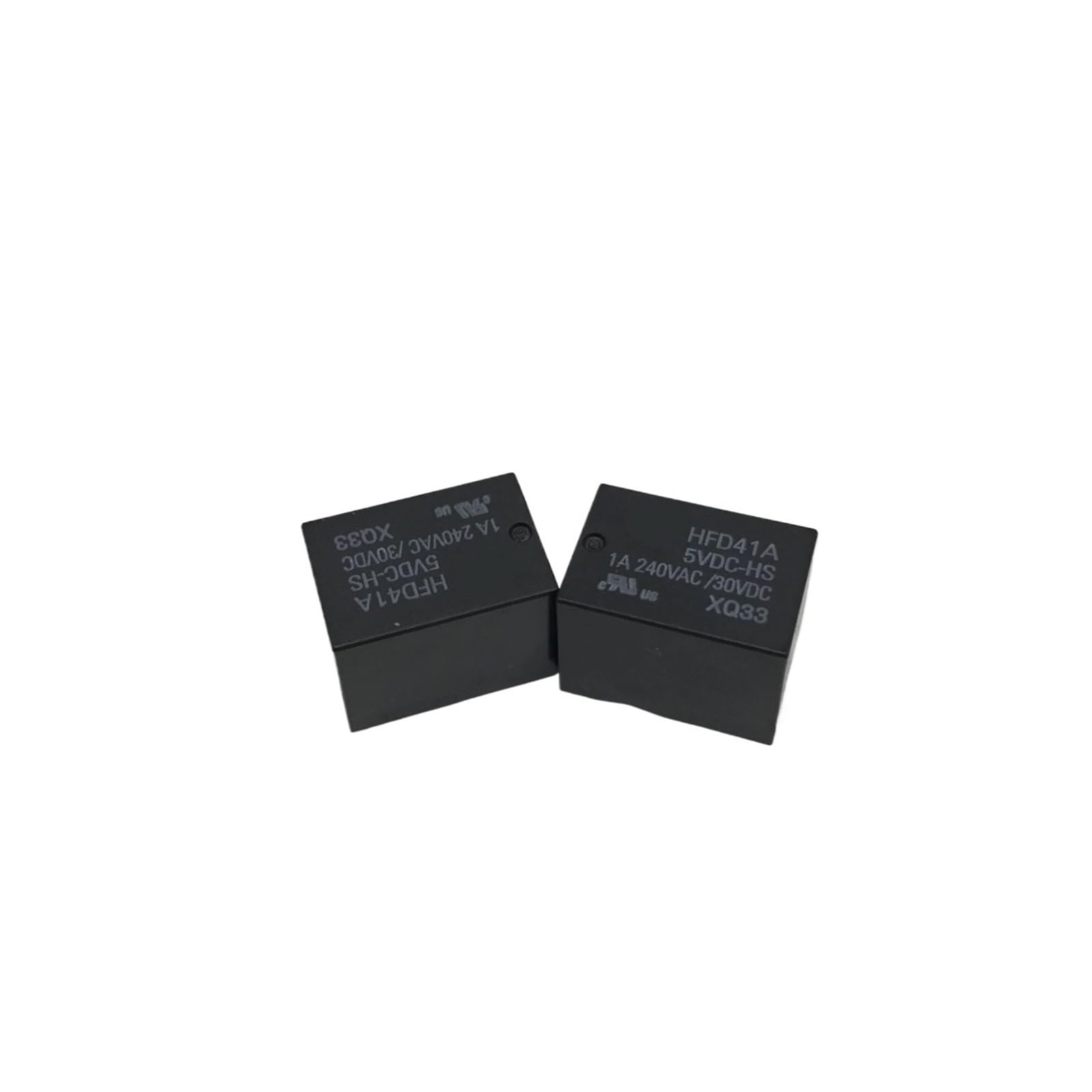 Relé HFD41A-5VDC-HS con 5 pines para conmutación de circuitos de cinco voltios