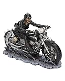 Lederjacke und zerfledderte Jeans hängen an seinem Knochengerippe. Eine Sense und ein Totenkopf sind an der Seite des Motorrads festgezurrt und zeigen, dass der Fahrer bereit ist, jeden, der sich ihm in den Weg stellt, niederzuschlagen. Der Boden unter dem Skelett-Biker bricht auf und enthüllt einen höllischen Schimmer, als der Biker nach dem Lenker greift, der aus dem Schädel eines Dämons geformt ist.