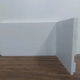 Rodapé de Poliestireno Liso Branco, 12cm de Altura (12x1x240cm) - Acabamento Moderno e Durável, Ideal para Ambientes Residenciais e Comerciais, Proporcionando Estilo e Sofisticação ao Espaço.