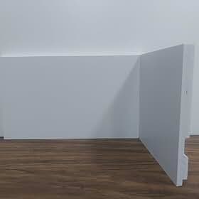 Rodapé de Poliestireno Liso Branco, 12cm de Altura (12x1x240cm) - Acabamento Moderno e Durável, Ideal para Ambientes Residenciais e Comerciais, Proporcionando Estilo e Sofisticação ao Espaço.