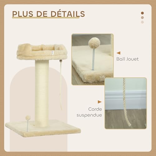 Arbre à chat beige avec plateforme pelucheuse et jeux suspendus