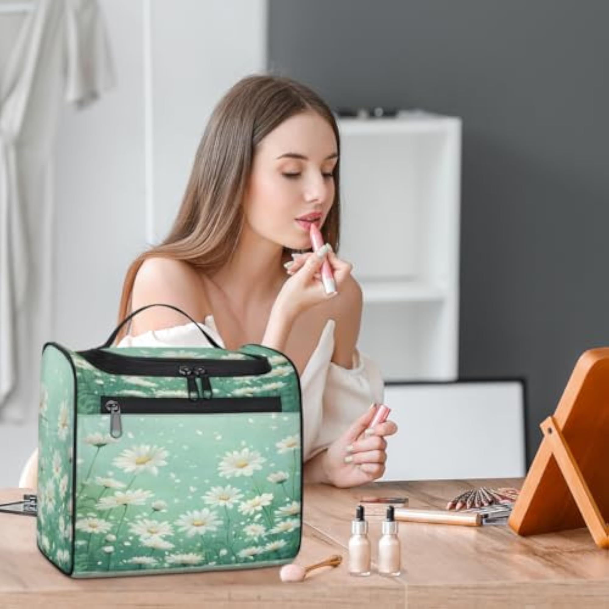 Daisies Green Hanging Toiletry Bag, Large Capacity