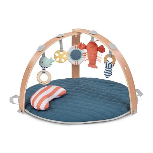 Accessori inclusi: cuscino per il tempo a pancia in giù che aiuta a rinforzare i muscoli del collo, e 5 giochi removibili realizzati con materiali di qualità: peluche aragosta con campanellino, anello in legno con tessuto da tirare, peluche balena sonaglio, specchietto a forma di salvagente e gioco in silicone a forma di “sand dollar”.