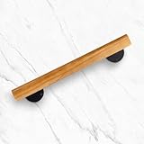 Pasamanos de madera con soportes de montaje negros,