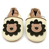 Unsere Schuhe haben alle einen elastischen Gummibund am Knöchel, wodurch sie fest am Fuß sitzen. Gute Nachrichten also für all diejenigen, die ständig auf der Suche nach verlorenen Socken sind. Dank des Gummibundes sind sie auch besonders angenehm zu tragen und lassen sich ganz einfach anziehen, auch wenn die kleinen Füße noch so zappeln.