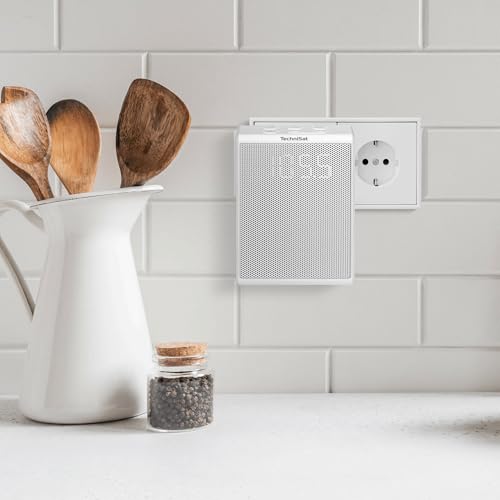 gesteckt in Steckdose mit LCD-Display und Drehknopf sichtbar - Detailansicht von TechniSat VIOLA Steckdosenradio Test –...