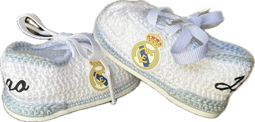 Patucos Futbol para bebe recien nacido de ganchillo del equipo de aficionados de los blancos de Madrid (azul claro). Personalizados. Disponibles en talla 0-12. Te regalamos el nombre del bebe grabado
