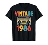 Festeggia gli anni '86 con una grafica retrò audace che combina colori vivaci invecchiati e stile nostalgico, ideale per gli appassionati di epoche del passato e tendenze della moda vintage.