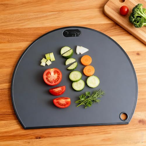 Vninkul Planche à Découper Flexible TPU, 36 * 30cm Cutting Board Plastic, Planche a Decouper Plastique avec 1 Crochet Adhésif, Anti rayures (Demi-Cercle, Noir)