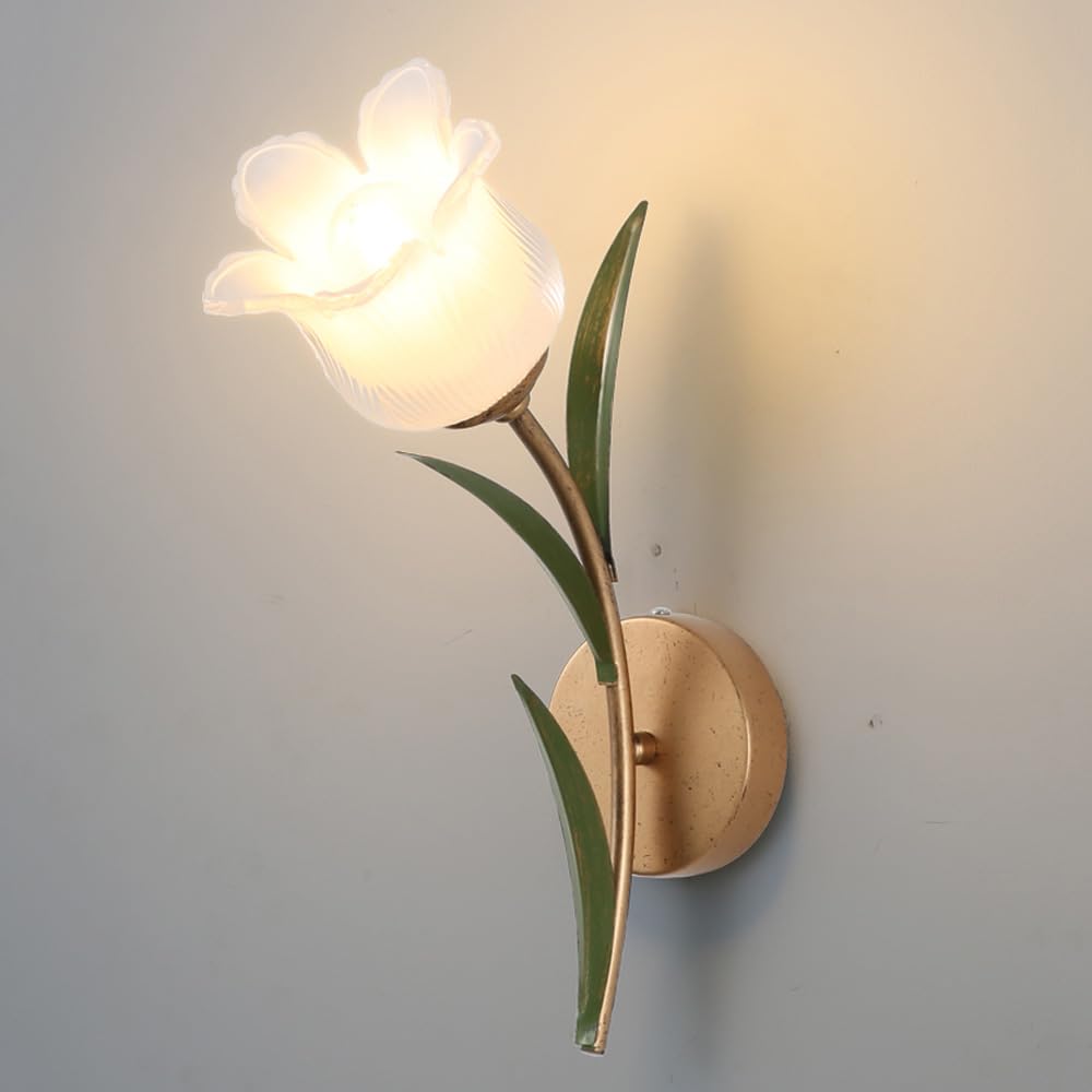 Applique murale fleur rétro en verre opalin et or pour illuminer chaleureusement votre couloir