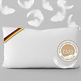🪶 𝗕𝗘𝗥𝗨𝗛𝗜𝗚𝗘𝗡𝗗𝗘 𝗡𝗔𝗖𝗛𝗧𝗥𝗨𝗛𝗘: Unser 3-Kammer Daunenkissen kombiniert sanfte Gemütlichkeit mit angenehmer Unterstützung, für eine Reise ins Traumland.