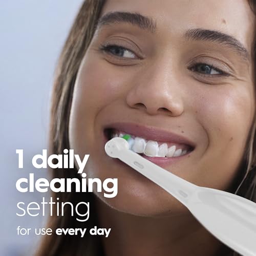 Image of Oral-B Pro 100 3D White, Battery Toothbrush, White