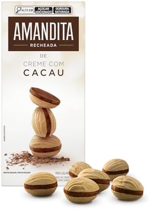Embalagem frontal do Wafer Amandita recheado de creme com cacau com ilustração de biscoitos empilhados