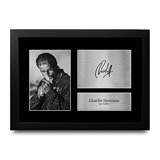 HWC Trading FR A4 Charlie Hunnam Sons of Anarchy Jax Teller Los Regalos Imprimieron La Imagen Firmada Del Autógrafo Para Los Fans De La Demostración De Serie De Televisión - A4 Framed
