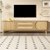 CHARME NATUREL : Façades en rattan tressé et structure en bois donnent une allure chaleureuse qui distingue ce modèle des meubles tv classiques et enrichit l’ambiance du séjour.