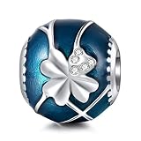 Inspiración del diseño: espolvorea tu pulsera con este colgante de trébol de cuatro hojas. Hecho de plata de ley y circonitas cúbicas verdes, el Laydybug cuelga del trébol de cuatro hojas que hace una adición alegre a cualquier pulsera.