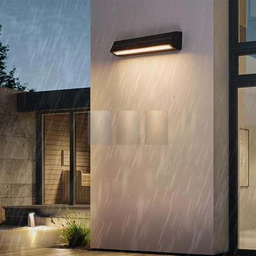 Applique murale LED solaire étanche IP65 pour sécuriser un garage sombre ou éclairer un balcon