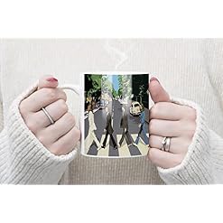 The Tasse Beatles Abbey Blanche Ceramique White Mug Road - Les Beatles, Paul McCartney, John Lennon, RIngo Starr, George Harrison The Tasse Beatles Abbey Blanche Ceramique White Mug Road – Image 3