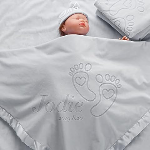 AW BRIDAL Personalisierte Babygeschenke für Jungen Mädchen Große Benutzerdefinierte Decke mit Footprint Name Satin Trim Cover