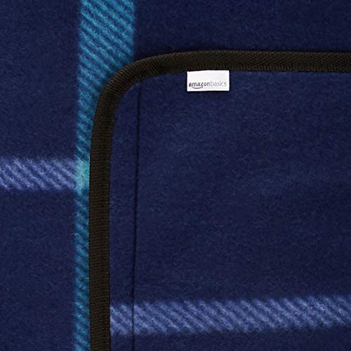 Amazon Basics Reisezubehör- Reisedecke mit wasserdichter Unterseite, 150 x 195 cm, Dunkelblaues Plaid