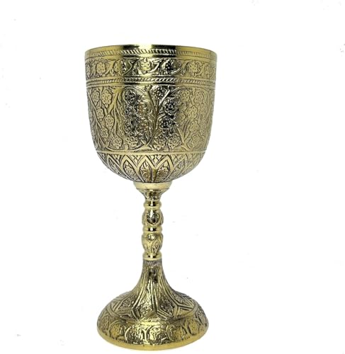 Copa dorada medieval de alta gama con relieves de fantasía 2