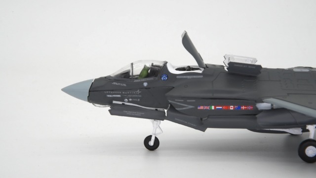 アメリカ戦闘機　Ｆ−35 完成品 Amazon.co.jp: NUOTIE 1/72 F-35B ライティングII 戦闘機 模型