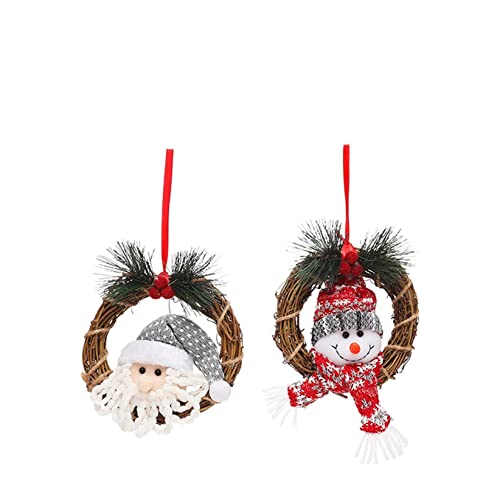 Couronne de Noël et ornements suspendus pour créer une ambiance festive sur un mur de maison