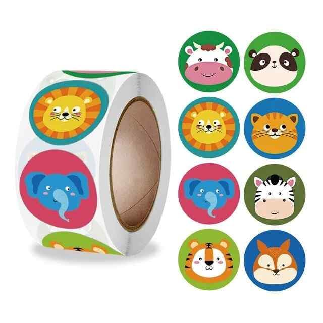 PLAYZOCO Pegatinas animales para niños, stickers decorativos infantiles, calcomanías alegres, adhesivos en rollo, 500 unidades de 2.5 cm con diseños variados y divertidos.