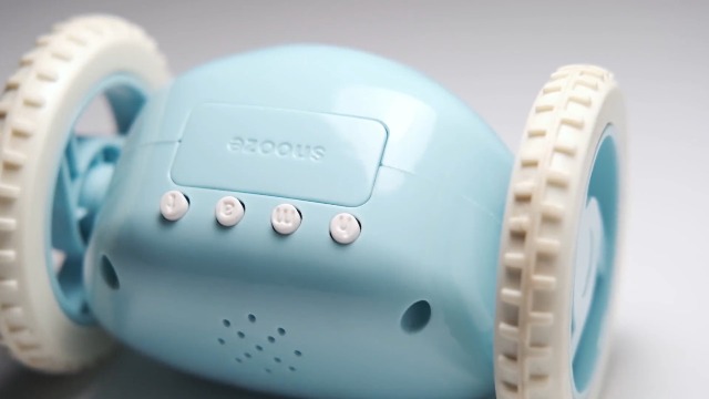 CLOCKY めちゃくちゃうるさい目覚まし時計 逃げる デジタル デジ タル 寝室 車輪 付き 起きれない人用 難聴者用目覚まし時計 振動 腕 起き られ ない 人 用 面白い うるさい 壊れにくい (ブルー)