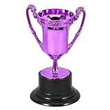 Petite coupe trophée : ce trophée, orné d'une figurine ludique à la forme originale, est un trophée pour enfants, finement travaillé et délicat
