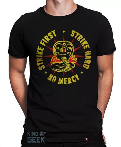 Camiseta Cobra Kai Strike First Camisa Karate Kid Filme Geek Tamanho:G;Cor:Preto