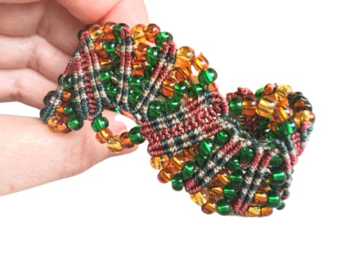 Pulsera micro macrame ondas hecha a mano con hilo muy fino, c lon y rocallas a juego .Mide aprox. 18 cm. de largo y 3 cm. de ancho.Adorno colgante corona