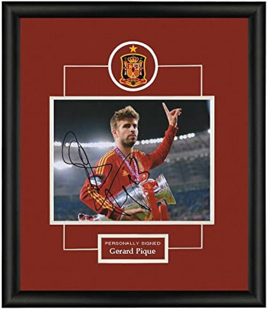 Amazon.co.jp: 直筆サイン入り写真 ジェラールピケ スペイン代表