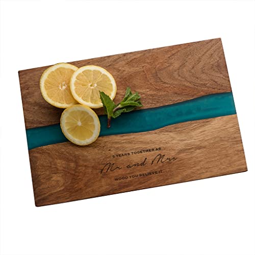 Tabla de queso de resina grabada - 5º aniversario de boda para marido, esposa, él, ella, tabla de cortar de resina de río Cover