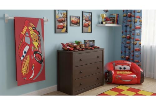 Disney Cars Strand- und Badetuch 70x140 cm, 100% Baumwolle | Weiches & saugfähiges Schwimmtuch für Kinder | Lightning McQueen Rotes Renn-Action-Disney-Design | Ideal für Strand, Bad & Pool