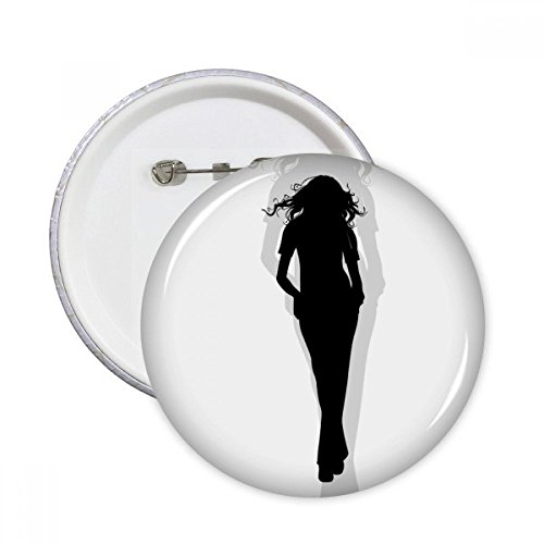 Badge bouton femme en marche pour personnaliser une veste en jean lors de vos sorties en ville