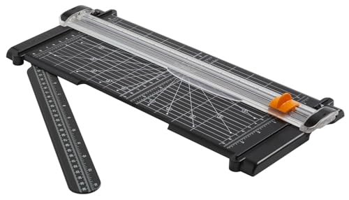 Sistema TripleTrack con lama e binario ad incastro per tagli dritti e non oscillanti, con protezione per le dita, piastra di taglio con linee angolari e righello a braccio oscillante per estendere la superficie di misurazione fino a 36,2 cm