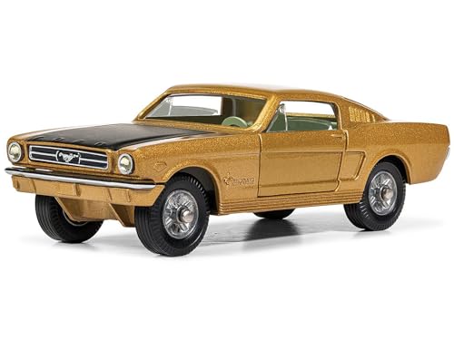 Informazioni su questo modello: rilasciata per la prima volta nel 1965 da Corgi Toys, la Ford Mustang Fast Back Coupe 320 è stata rilasciata in diversi colori, ma mai in questa nuova versione oro e nero. La livrea di questo nuovo modello Corgi replica i colori utilizzati su una rara versione di prova inedita, ora finalmente ampiamente emessa per la prima volta in assoluto. Il modello include porte apribili e un pacchetto ricreativo Corgi Toys che è stato modificato per presentare il colore del modello all'interno