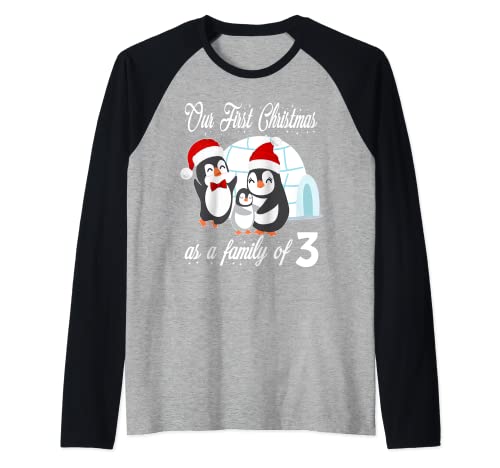 A juego nuestra primera Navidad como una familia de 3 pingüinos regalo Camiseta Manga Raglan