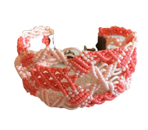 Pulsera macrame hecha a mano color coral en dos tonos. Mide aproximadamente 16 cm. de largo