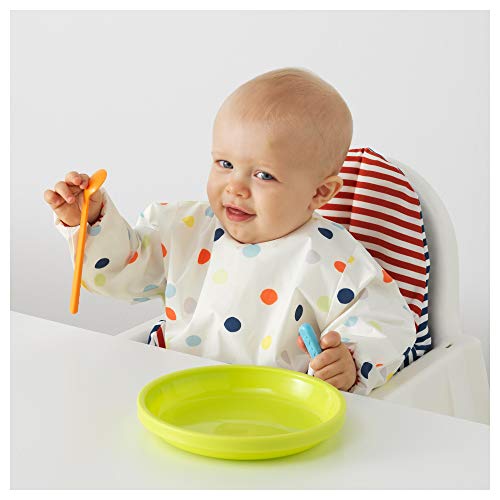 こちらは前ポケットが食べこぼしをきっちりキャッチしてくれるスタイ。首まわりのサイズは調整可能、背中はマジックテープ式、そしてポリエステルと合成ゴム素材なので汚れもサッと拭えてお手入れも簡単!