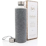 Praktische Wasser-Glasflasche ideal für den Sport oder Yoga - Die mitgelieferte Neopren Hülle gewährt einen zusätzlichen Schutz vor Abnutzung der Flasche. Der Edelstahl-Deckel mit Schraub-Verschluss verschließt die Saft-Flaschen luftdicht und auslaufsicher. GRATIS mitgeliefert ist ein extra Edelstahldeckel mit Trageriemen.