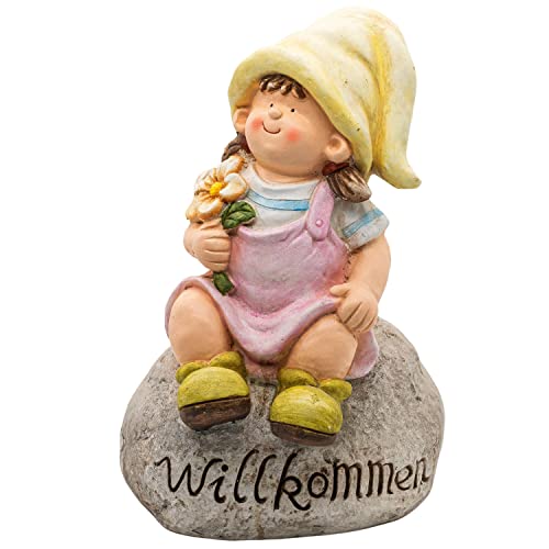 Wichtelstube-Kollektion Gartenfigur XXL Lisa als Gärtnerin sitzend auf Stein mit Wilkommen...