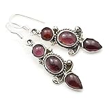 Der in den Ohrringen eingefasste Stein ist ein Granat. Sein dunkelrote Farbe in Kombination mit dem glänzenden Silber macht dieses Schmuckstück zu einem absoluten Hingucker. Gerne wird der Granat auch in vintage-Schmuck verwendet.