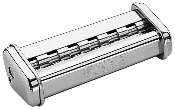 UTILIZZO E MANUTENZIONE: Simplex, l'accessorio della macchina della pasta di Imperia, è facilmente pulibile con un panno umido o una spazzola morbida per eliminare i residui di pasta, farina o impasti.