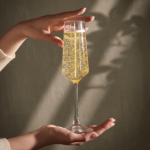 Champagne Hand-Poured Cocktail Candle &ndash; Gift D&eacute;cor