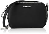 Klein, praktisch und dennoch hochwertig zeigt sich diese Calvin Klein Umhängetasche! Angenehm schmiegt sich die Tasche an Ihre Silhouette und weicht Ihnen nicht mehr von der Seite. In vielen Fächern kommen alle Kleinigkeiten von Smartphone bis Kreditkarte sortiert unter. Maße: 15 x 10 x 5 cm